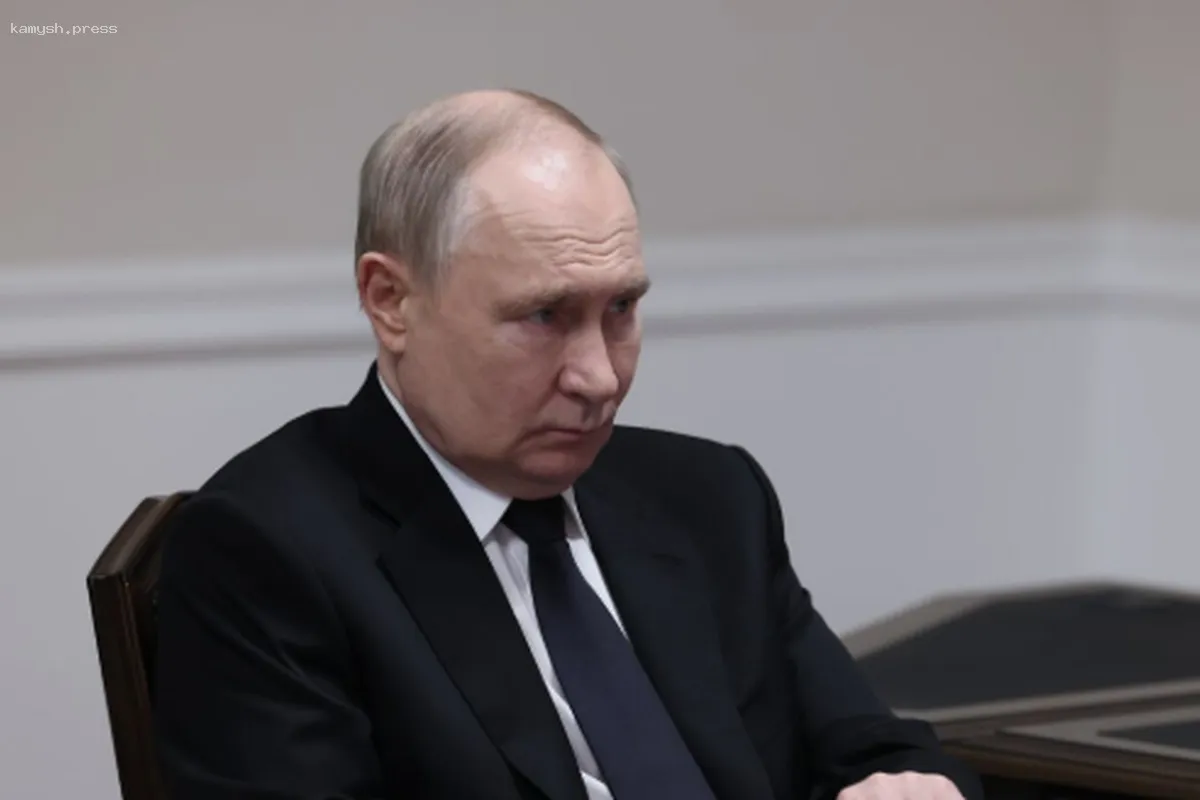 Эксперт объяснил причины временного перемирия Путина на 9 Мая