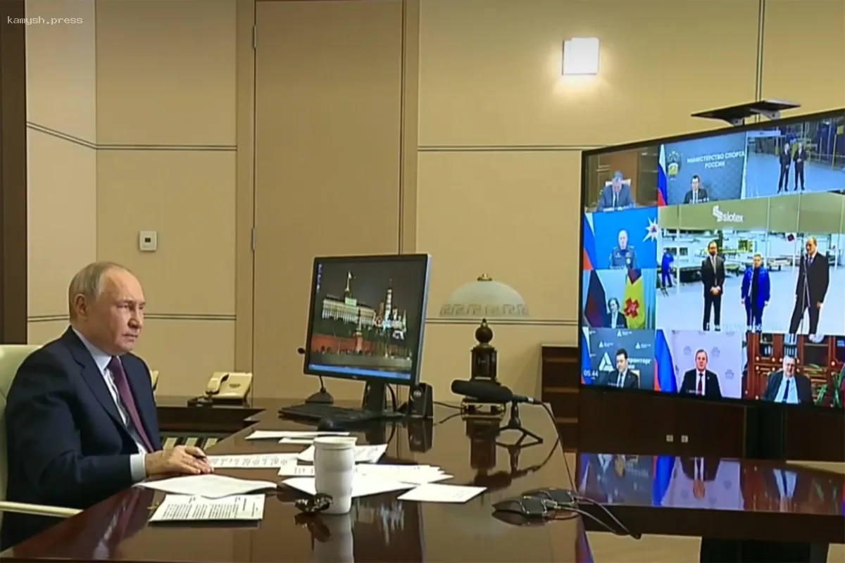 Путин поинтересовался у работницы завода в Ленинградской области о ее доходах