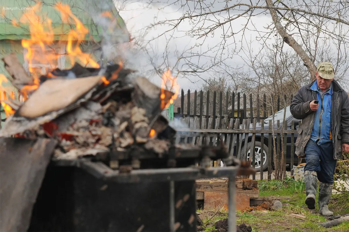Роскачество обозначило отходы, которые нельзя сжигать на дачном участке