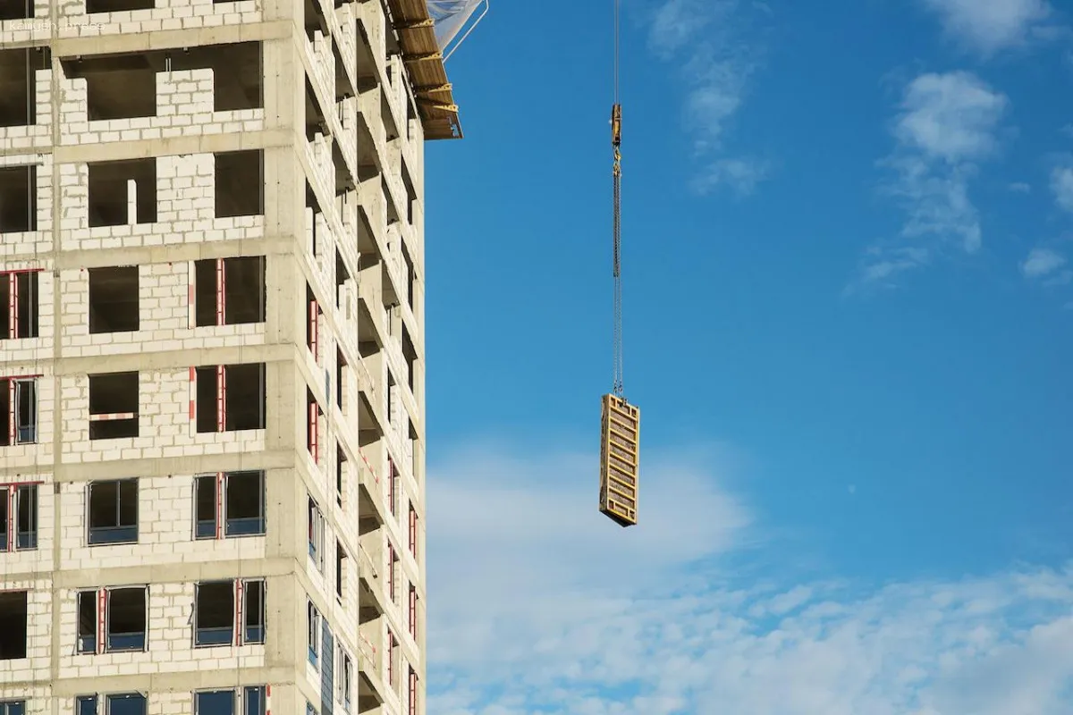 В Новосибирской области количество введенных в эксплуатацию квартир за месяц снизилось на 44%