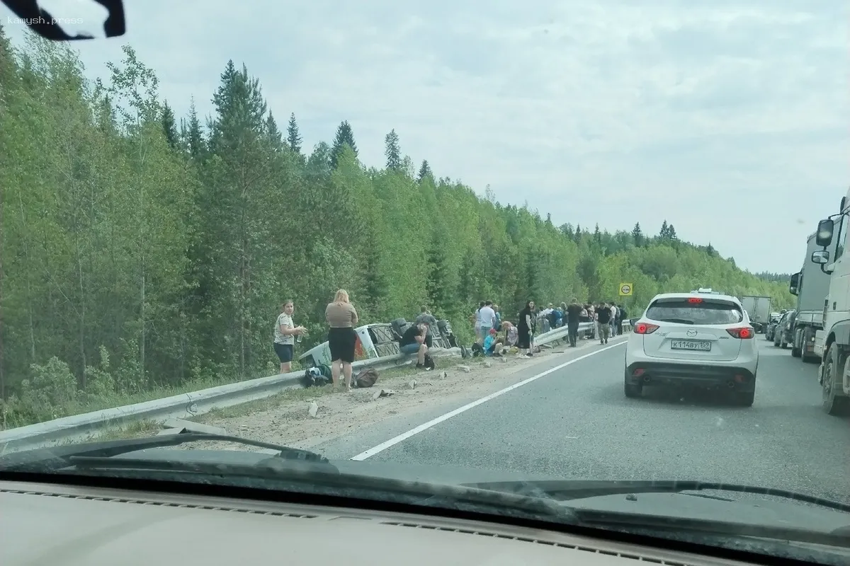 В Пермском крае в результате аварии с туристическим автобусом пострадали три человека