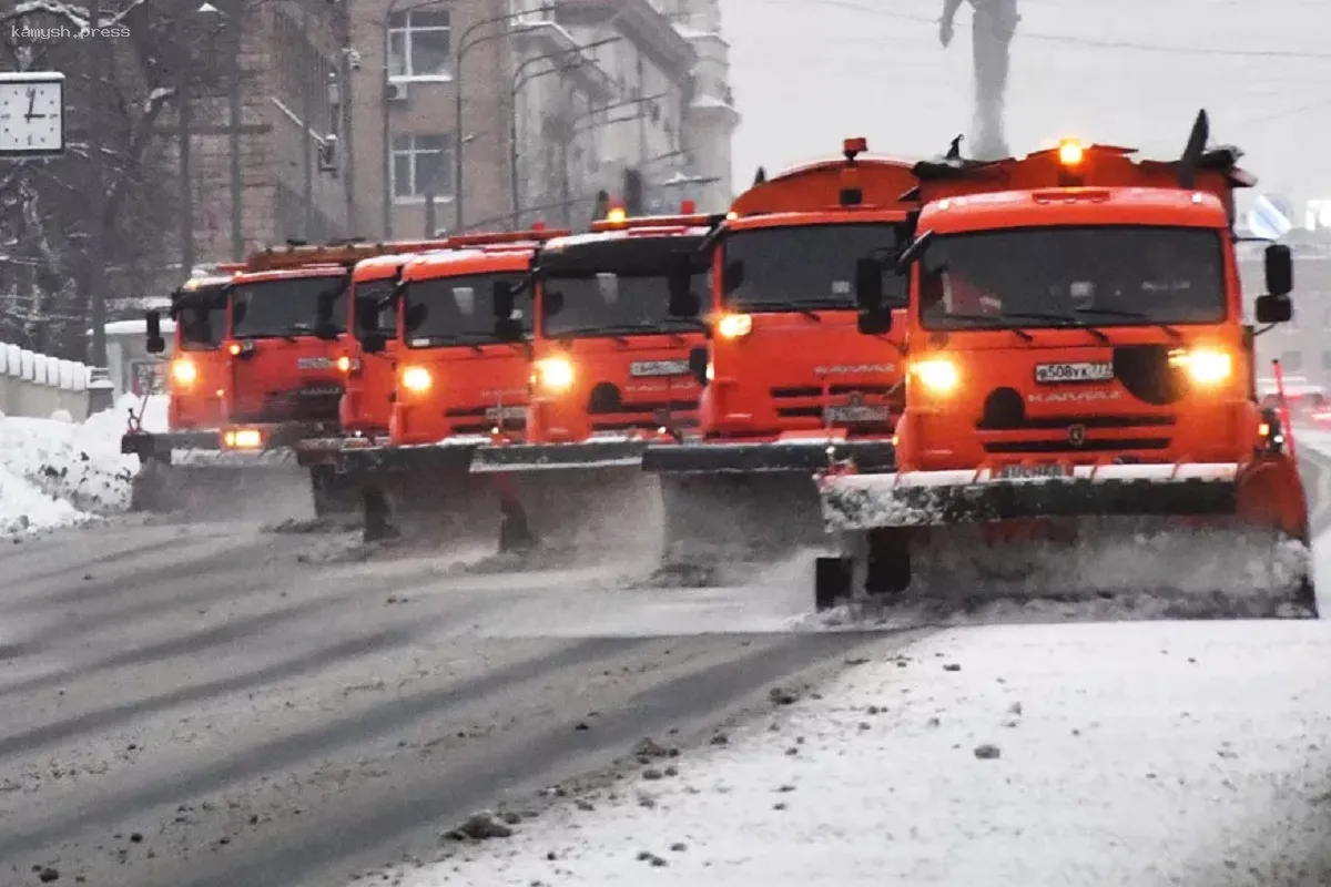 В Свердловской области более 200 единиц техники приступили к очистке снега