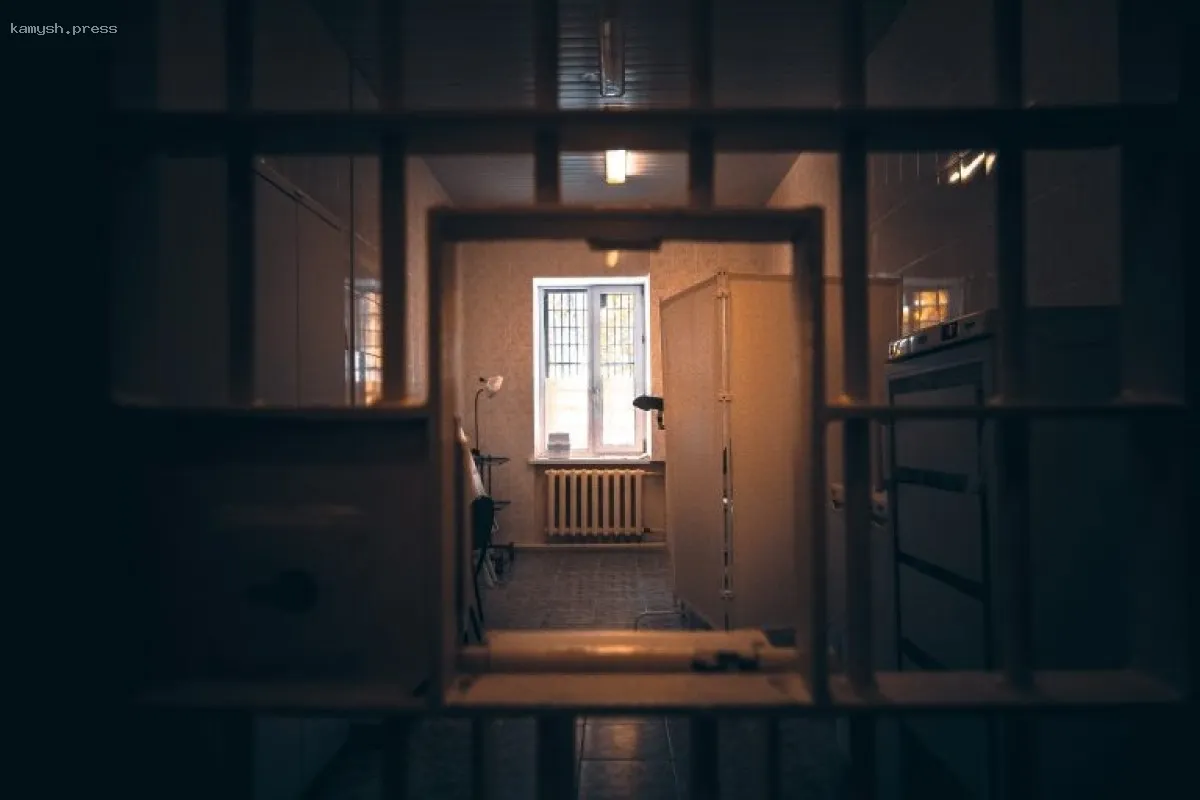 Заключенный в Великобритании устроил отношения с двумя сотрудницами тюрьмы и сбежал