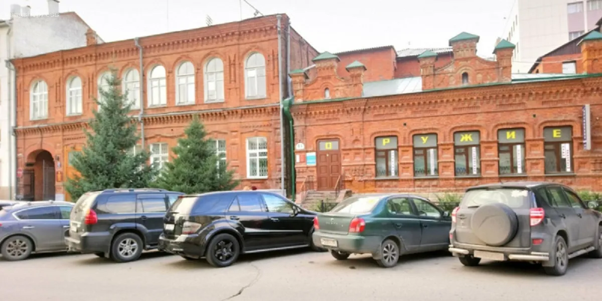 В Новосибирске демонтируют незаконный этаж купеческого здания XIX века