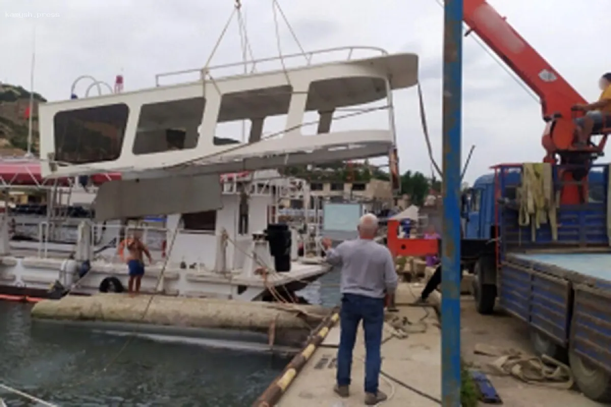 На Крымском побережье произошло переворачивание туристического судна с шестью людьми