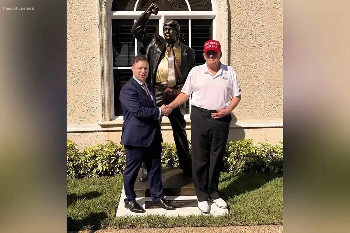 Трамп открыл памятник себе в собственном гольф-клубе