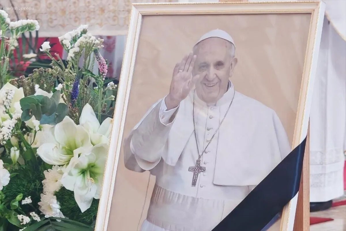 На лице Папы Римского обнаружен тревожный синяк