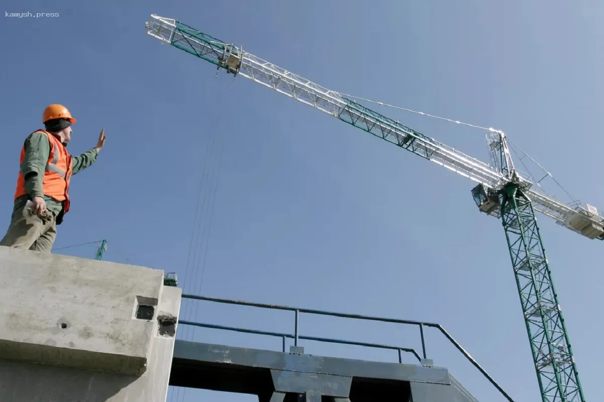 В Новосибирске суд наложил арест на кран, мешающий строительству