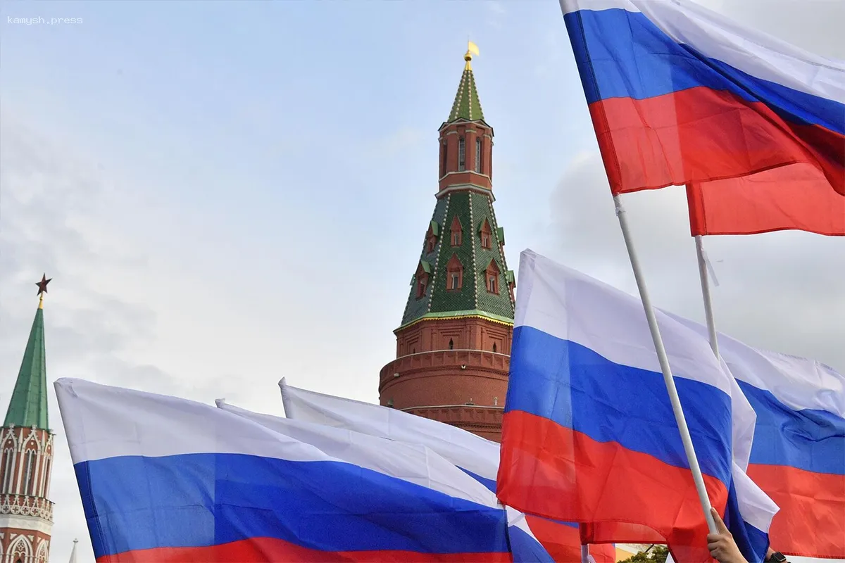 Юрист предупредил о штрафах за неверное размещение флагов