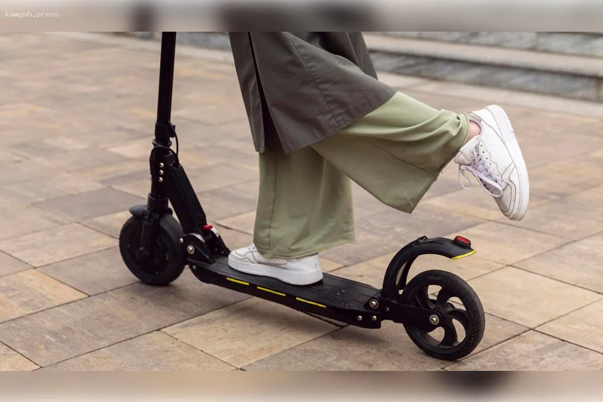 В Липецке двое несовершеннолетних на электросамокате столкнулись с автомобилем