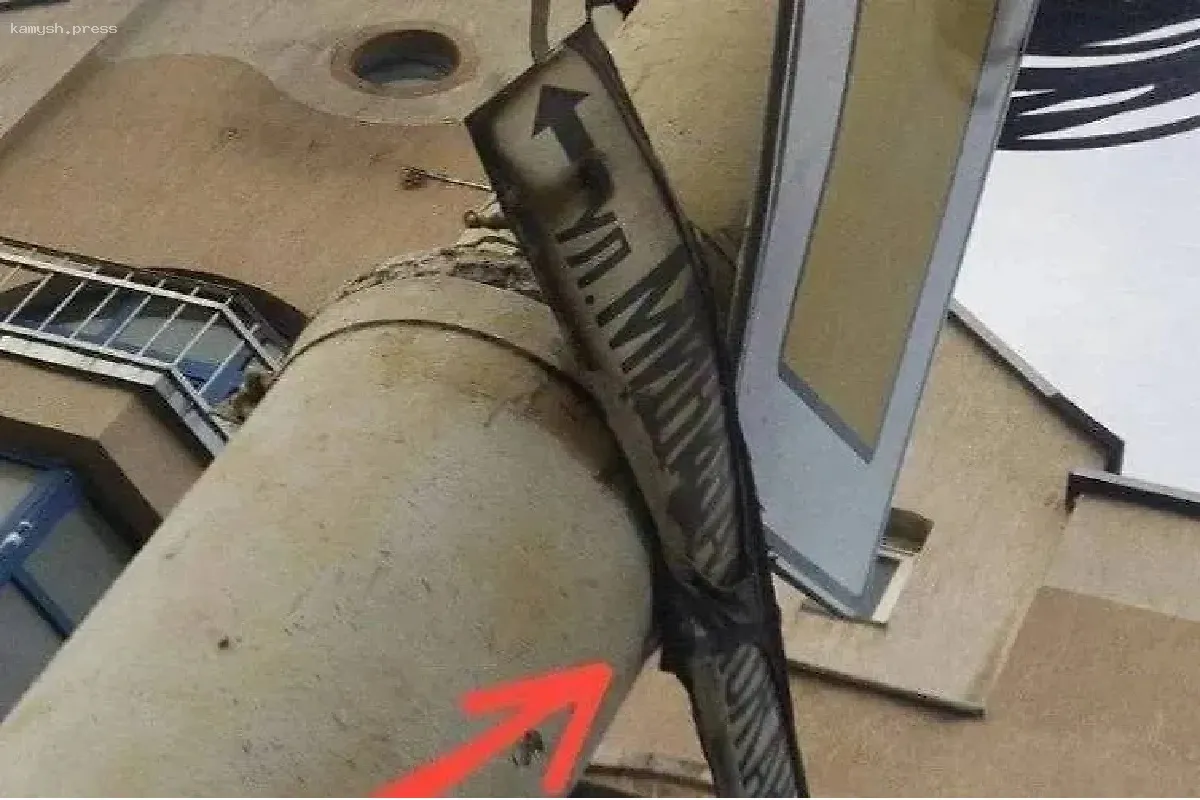 Власти Калининграда решили удалить трусы, висящие на дорожном знаке уже семь лет