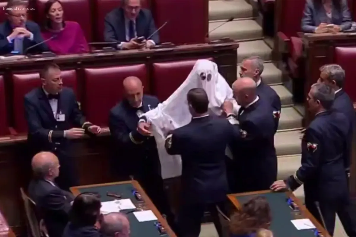 Итальянского парламентария исключили за попытку запугивания Мелони