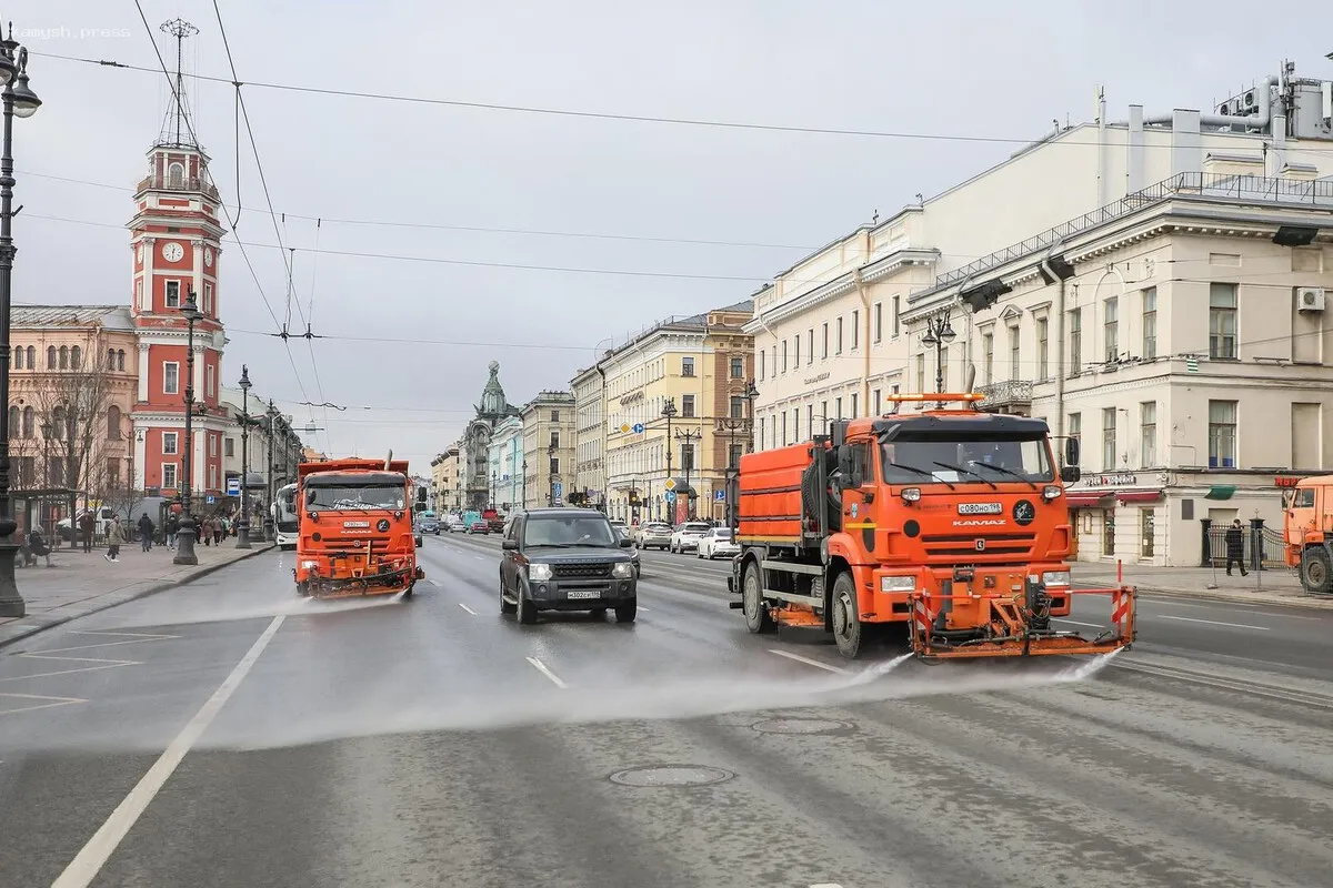 Санкт-Петербург запустил круглосуточную уборку улиц