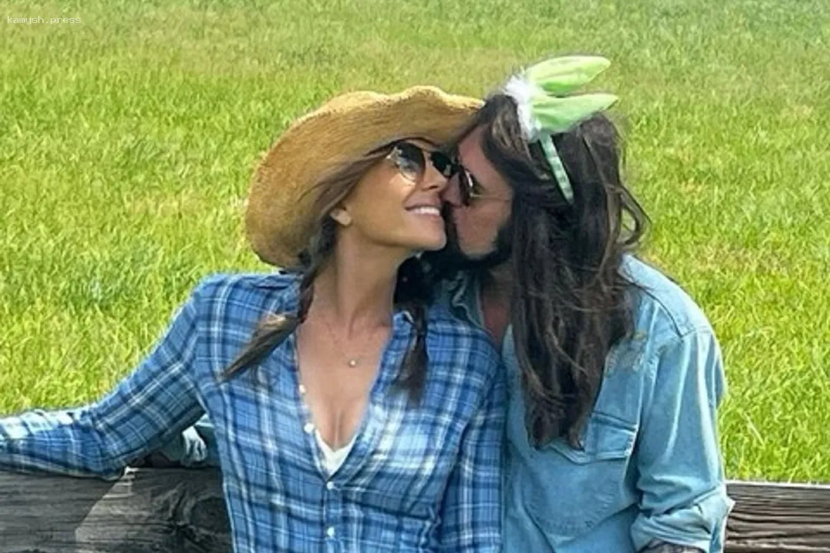 59-летняя Элизабет Херли начала отношения с Билли Рэем Сайрусом, отцом Майли Сайрус