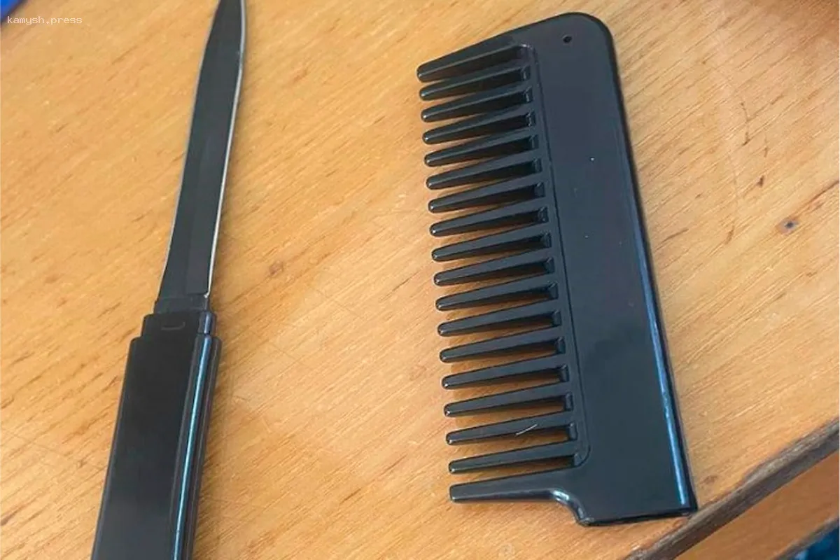 У посетительницы суда в Сочи изъяли расческу с скрытым ножом