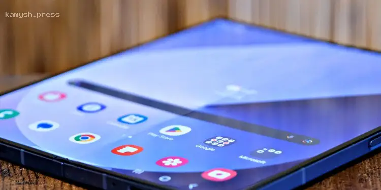 Эксперты назвали плюсы и минусы раскладного смартфона Samsung Galaxy Z Fold7
