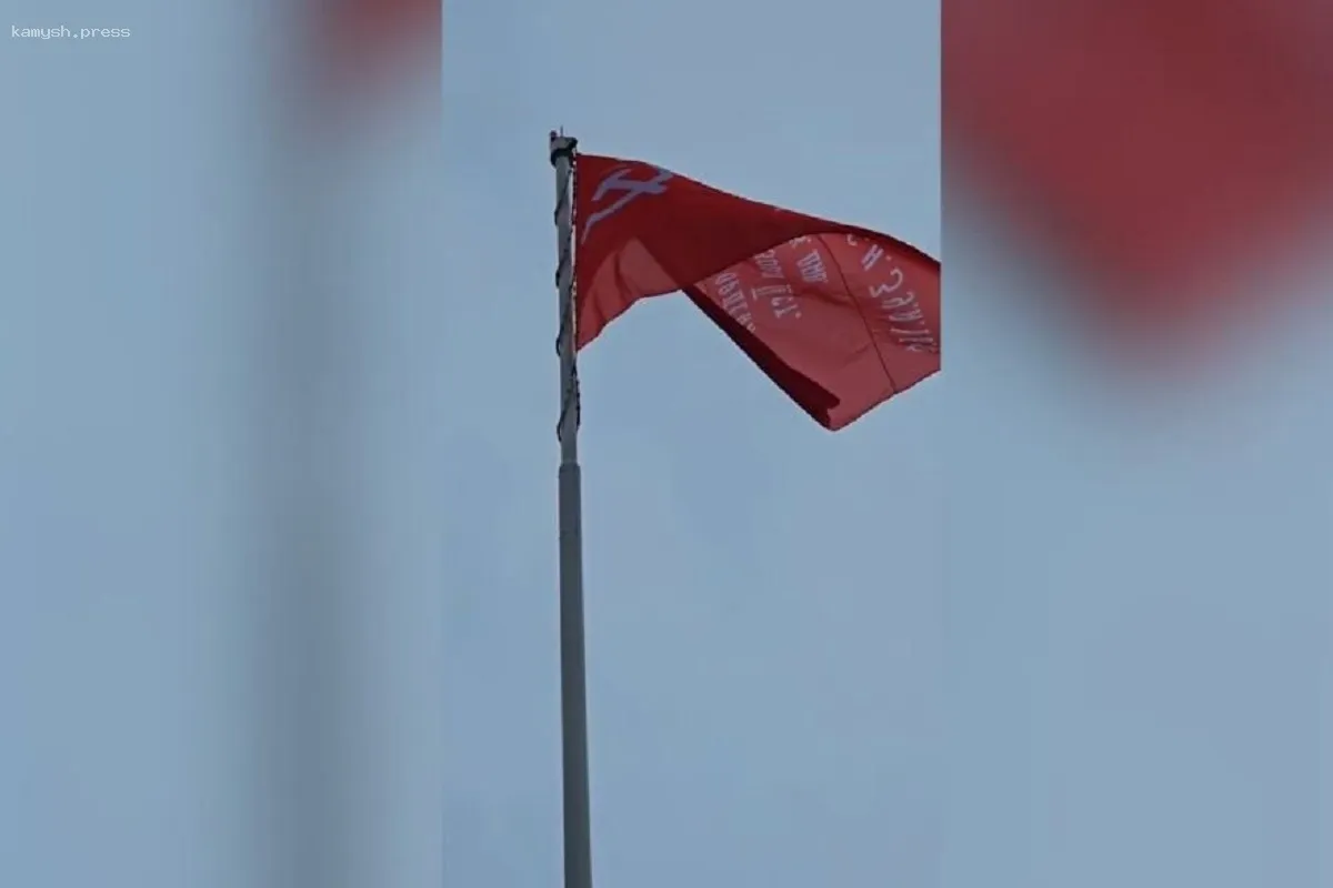 В Красноярске подняли флаг в честь Дня Победы