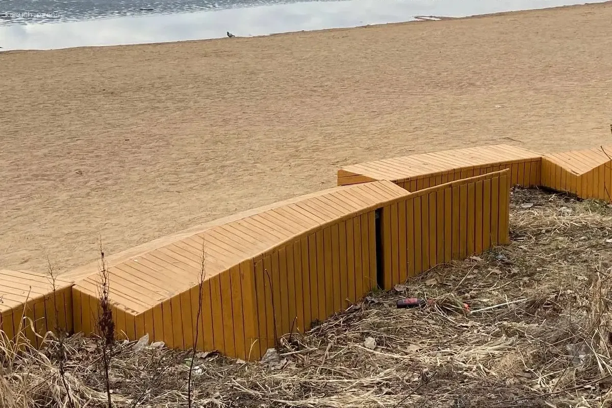 Состояние пляжа Верхний в Петербурге после зимнего сезона за 206 млн рублей оставляет желать лучшего