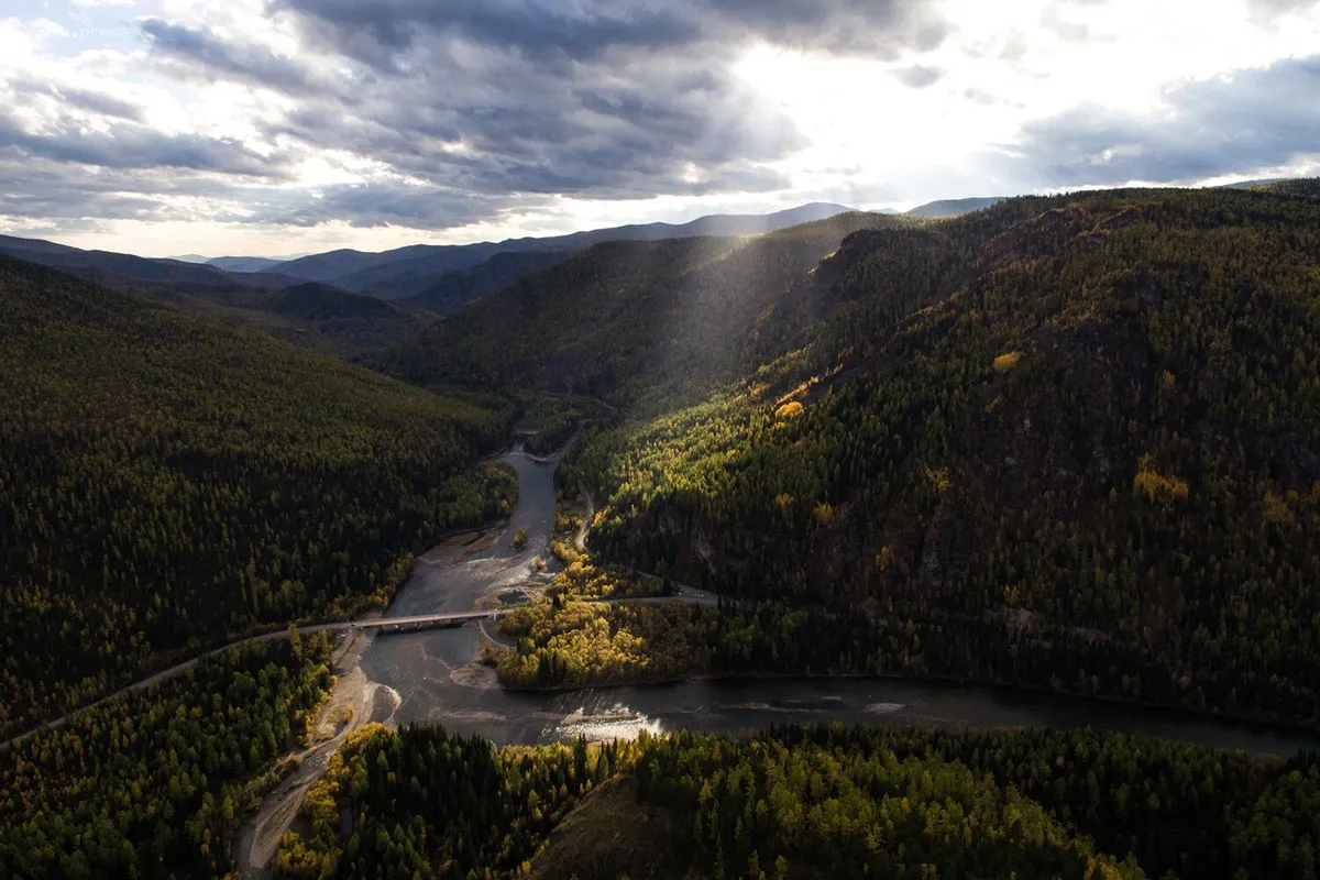 Метеорологи прогнозируют мощный снегопад и сильный ветер в Сибирском федеральном округе 19-20 апреля