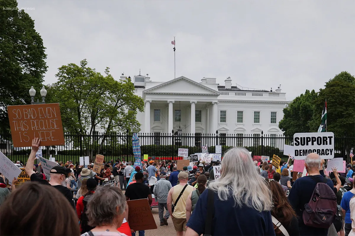 В США тысячи людей вышли на улицы в знак протеста против политики Трампа