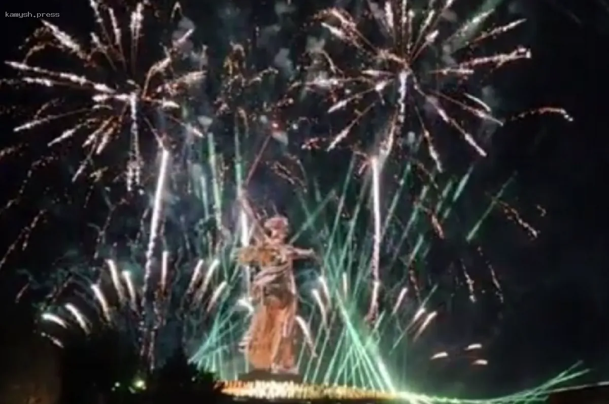 В Волгограде прошел первый показ «Света Великой Победы»