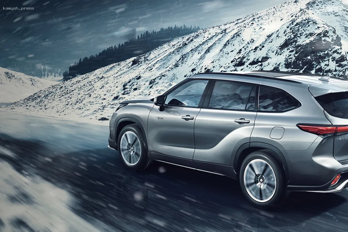 В России начали продавать премиальный Toyota Crown Kluger с турбомотором