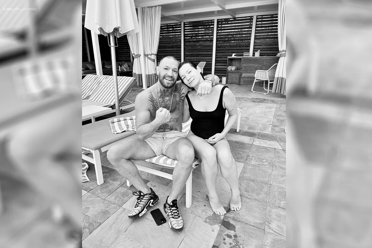 «Погладил живот»: Ида Галич поделилась снимком с Конором Макгрегором в Дубае