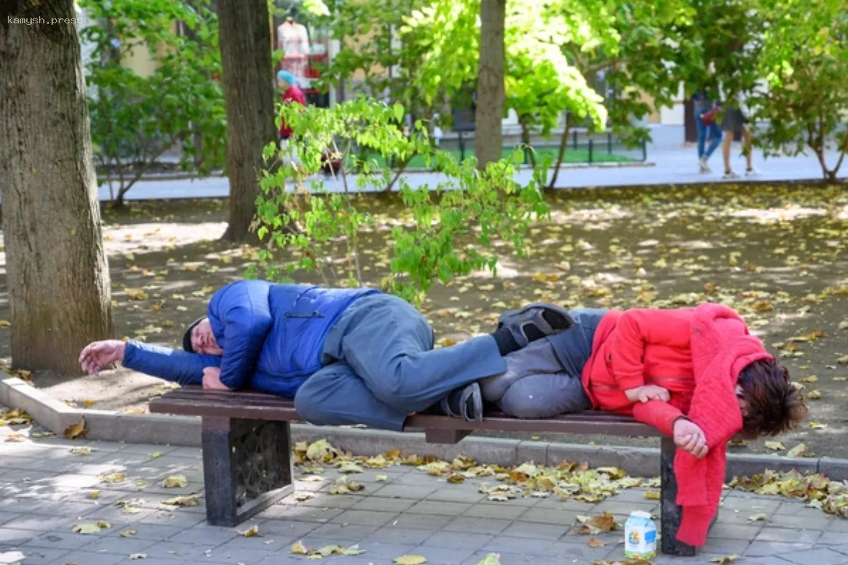 Сосед, коллега и сват. Нарисован портрет типичного российского алкоголика