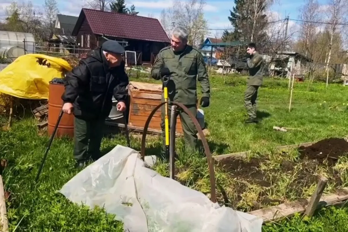 Следователи оказали помощь новгородскому ветерану в подготовке огорода