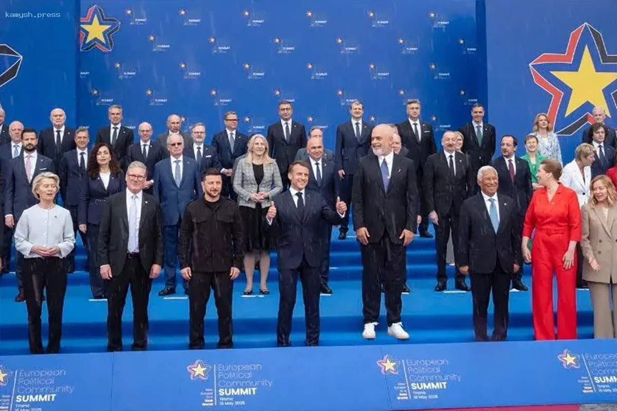 Макрона высмеяли за его поведение на саммите Европы