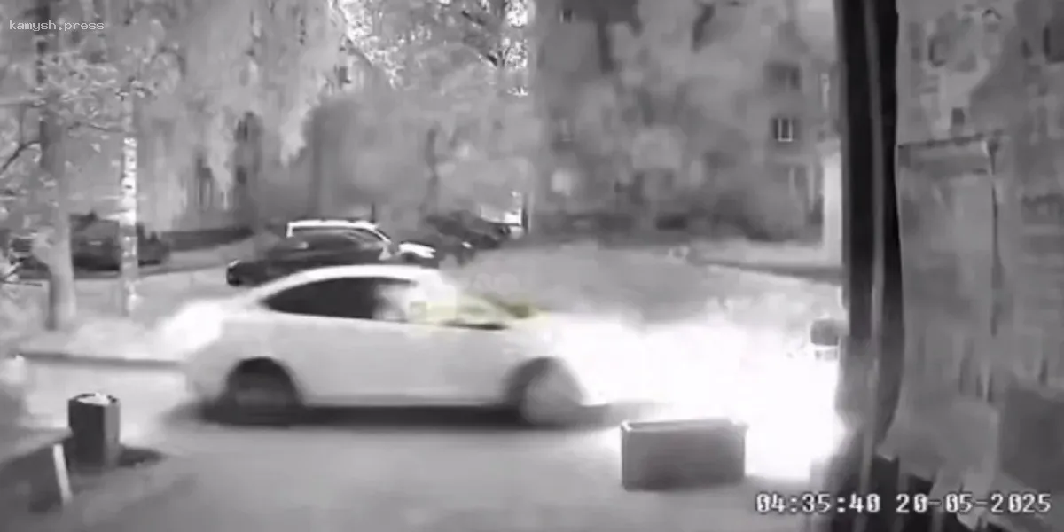 Hyundai Solaris вспыхнул во время движения в Новосибирске