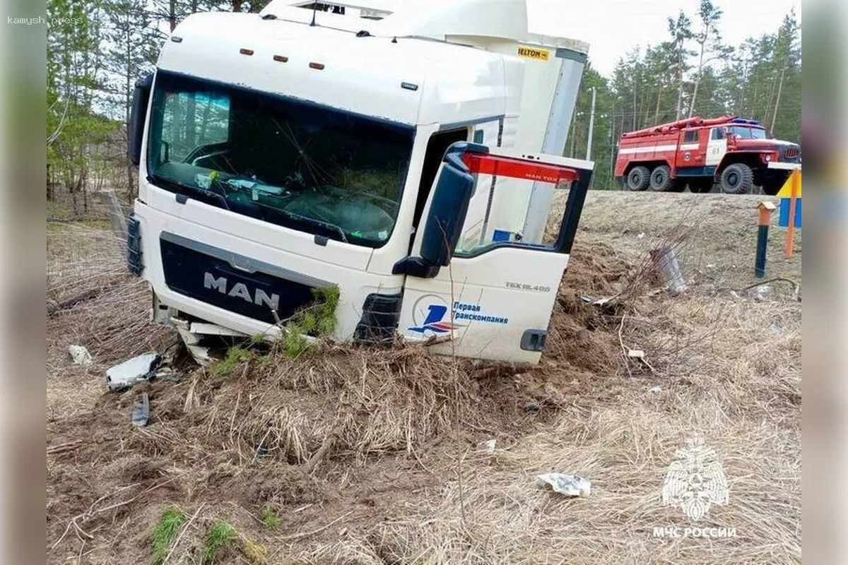 На трассе М-10 в Тверской области фура вылетела в кювет