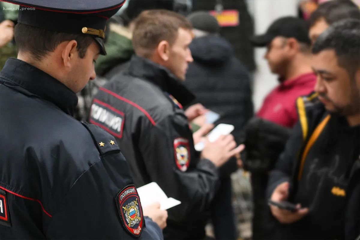 В Госдуме предлагают требовать от мигрантов, приезжающих в Россию, справку об отсутствии ВИЧ