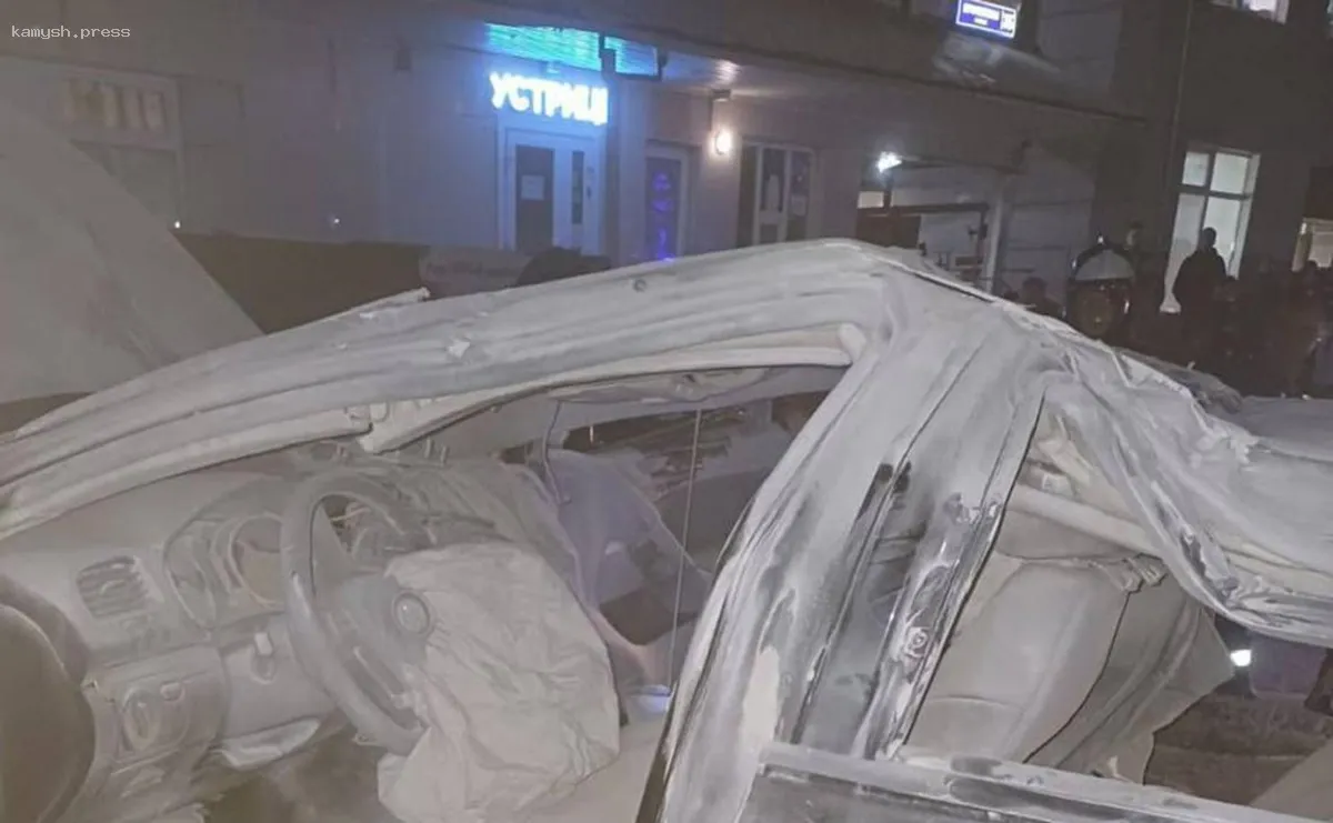 В Москве на видео попало падение иномарки с многоуровневой парковки