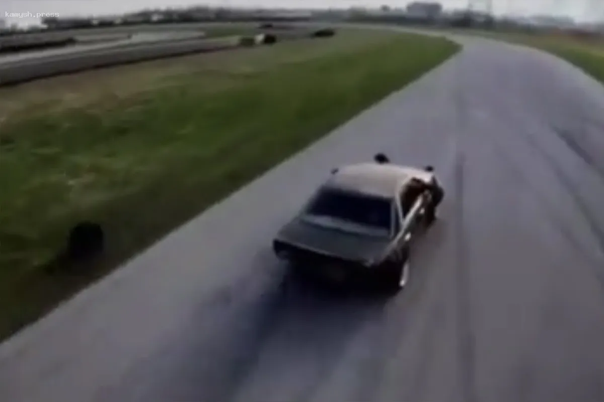 В Петербурге колесо, отлетевшее во время дрифта, неожиданно вернулось на место