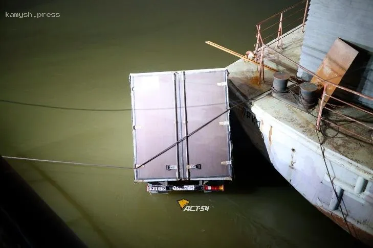 В Новосибирске «ГАЗель» упала в Обь у Речного вокзала