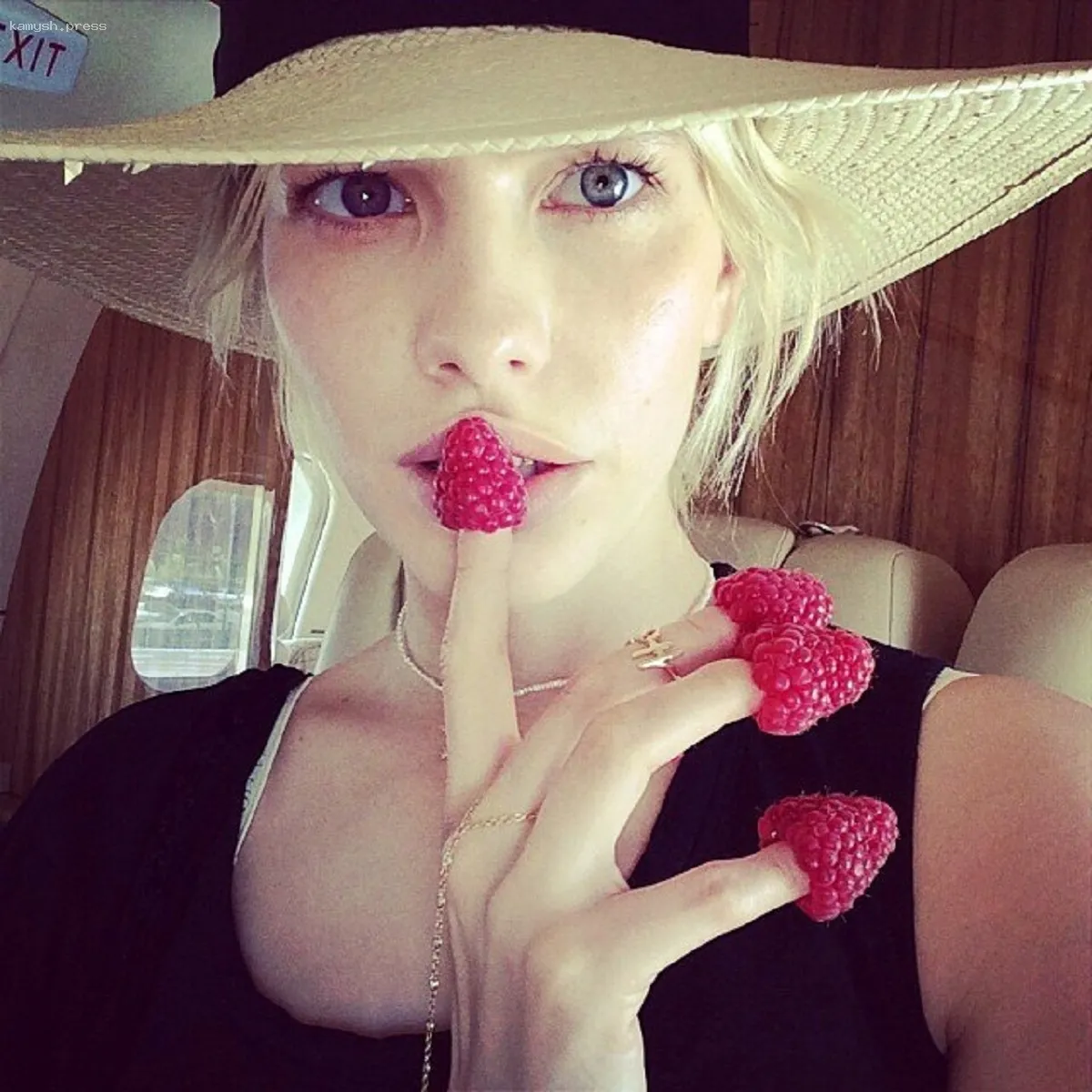 «Ностальгирую по этому»: Елена Перминова отправилась в Турцию с экс-партнером и детьми