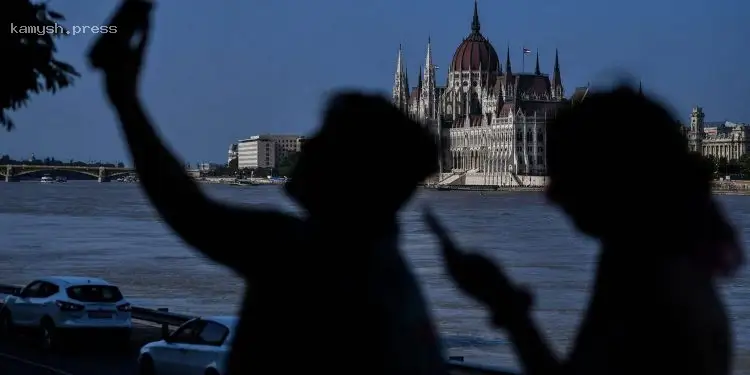 Евродепутатам рекомендовали применять антишпионские чехлы для мобильников в Венгрии