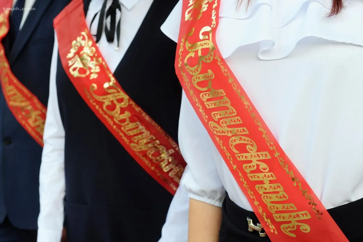 В школе Екатеринбурга потребовали танцевать выпускной вальс под российскую музыку