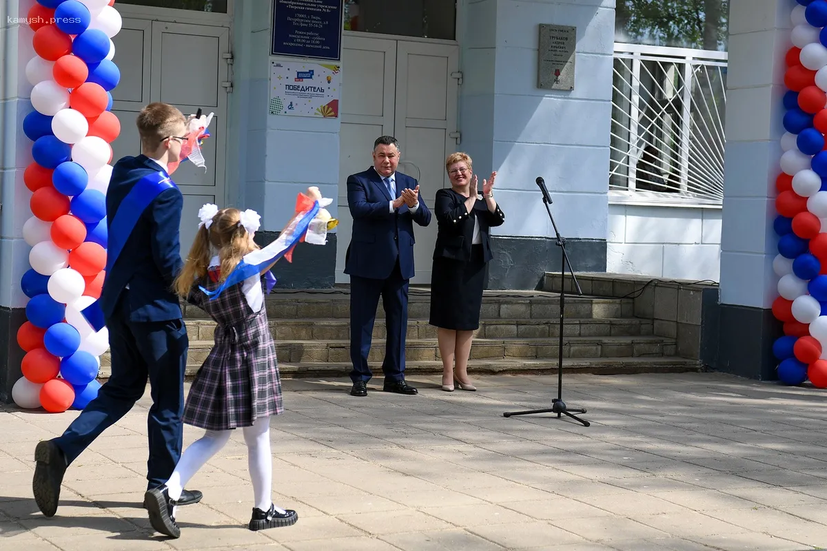 Губернатор Игорь Руденя присутствовал на церемонии «Последний звонок» в гимназии №8 Твери