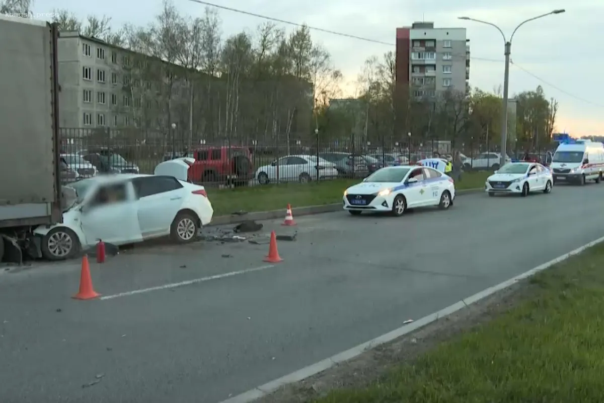 В Санкт-Петербурге произошло смертельное ДТП с участием грузового автомобиля и легковушки