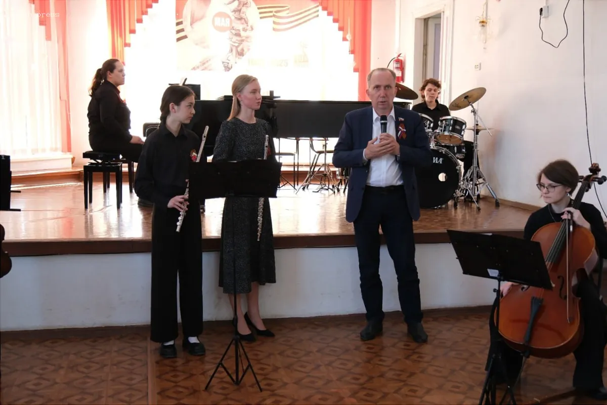 Председатель Городской Думы Астрахани Игорь Седов посетил концерт, посвященный 80-летию Победы в ДШИ