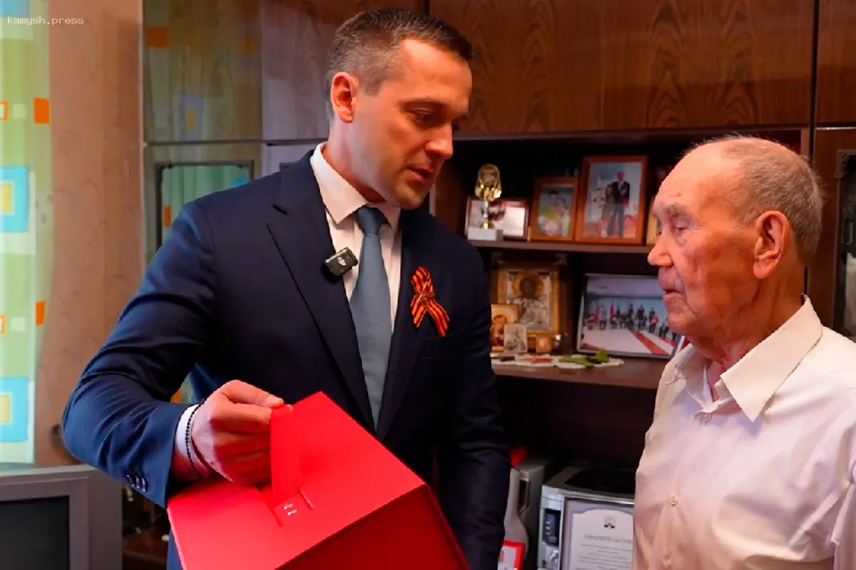 Мэр Дубны поздравил ветерана ВОВ, который в 16 лет прошёл 300 километров пешком