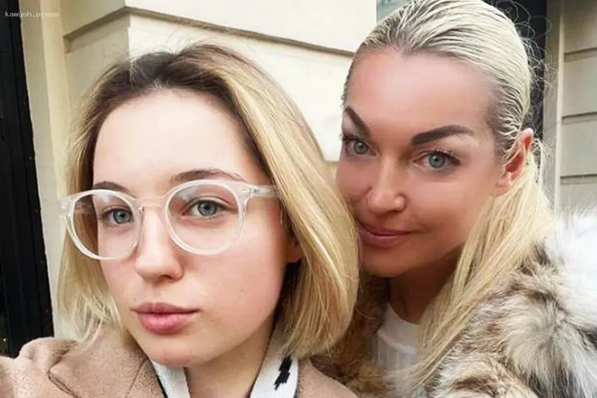 Скромная дочь и нескромная мама. Волочкова наговорила лишнего накануне свадьбы дочери