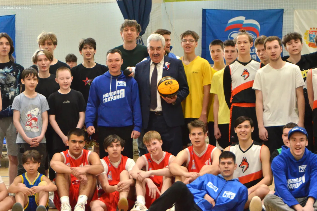 В Чебоксарах баскетболисты ведут борьбу в реальном и виртуальном пространствах за приз председателя Госсовета Леонида Черкесова