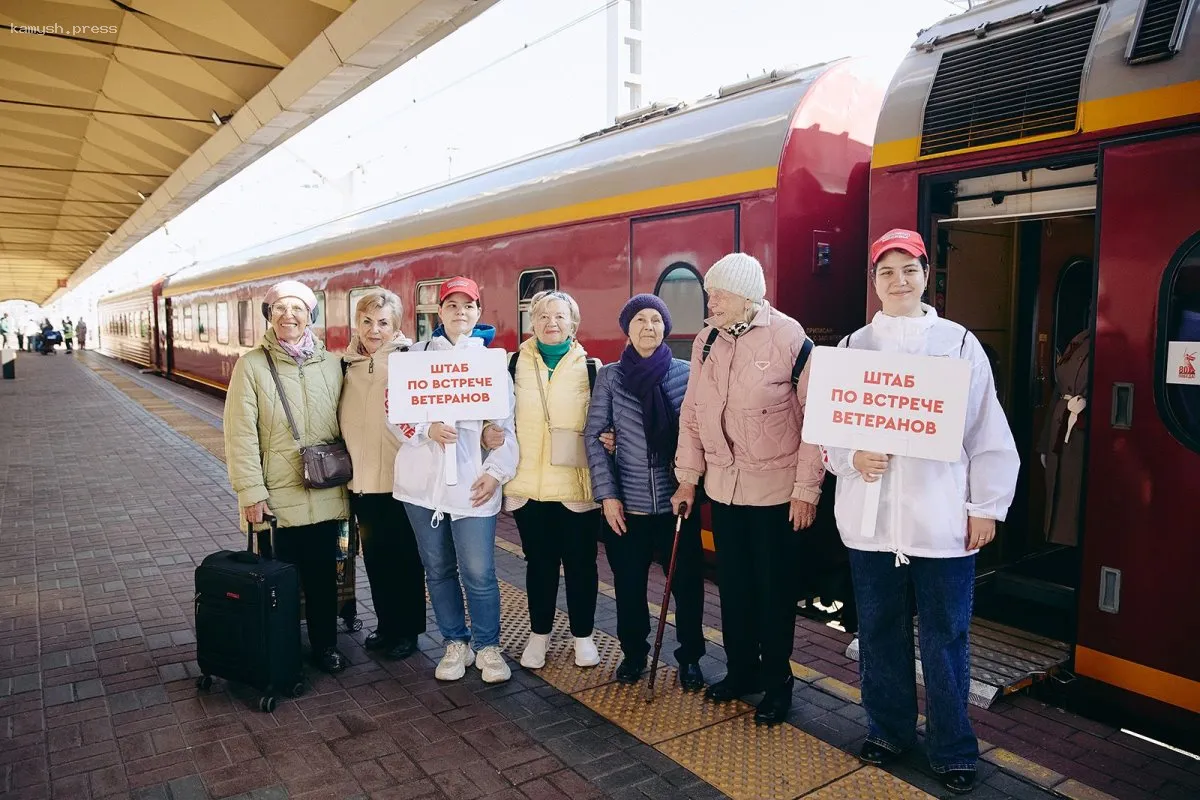 Тысячи волонтеров встречают гостей столицы на праздновании Дня Победы