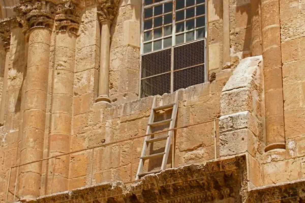 Лестница в храме Гроба Господня в Иерусалиме стала символом религиозного раскола