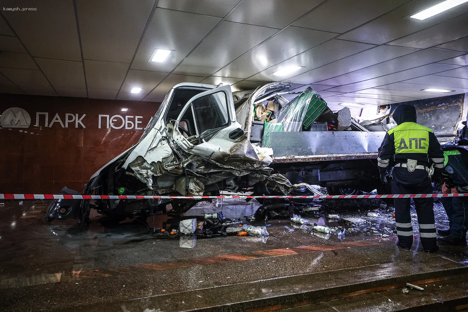 В Москве фургон «Газель» провалился в подземный переход