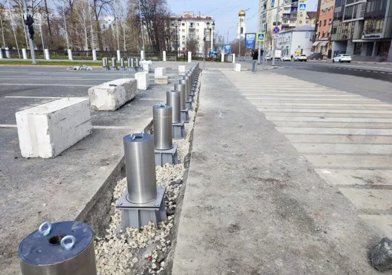 К Дню Победы в Самаре обновляют ограждение площади Куйбышева