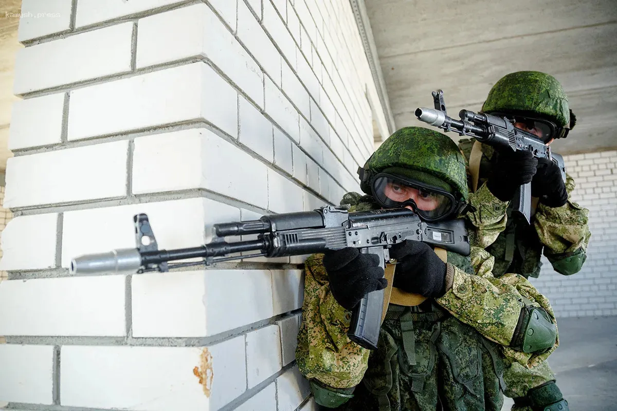 Боец ВС России Раджабов рассказал о использовании костюмов для борьбы с дронами во время штурмов